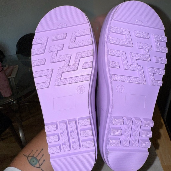 H&M Gabby’s Dollhouse Lavender Kids' Boots with Rainbow Handles - Picture 4 of 6